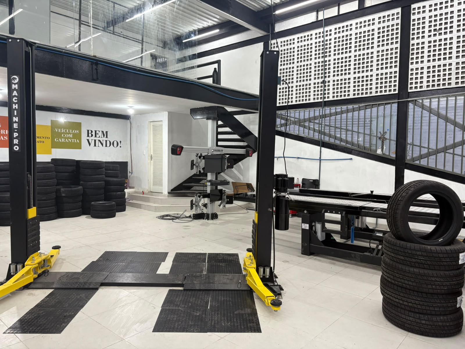 Oficina da Prime Pneus com elevador e alinhamento